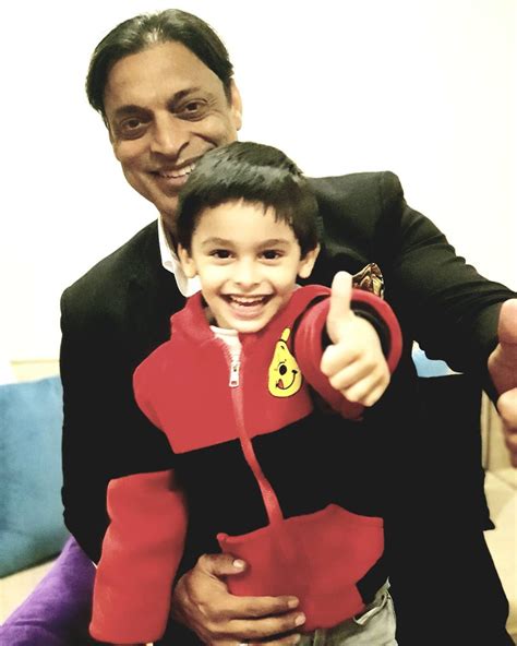 Shoaib Akhtar With His Adorable Sons - Pictures | Reviewit.pk