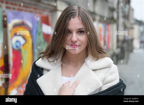 Belle Jeune Fille Blonde Mod Le Regardant La Cam Ra Elle Porte Un Manteau Chaud Blanc Et Noir
