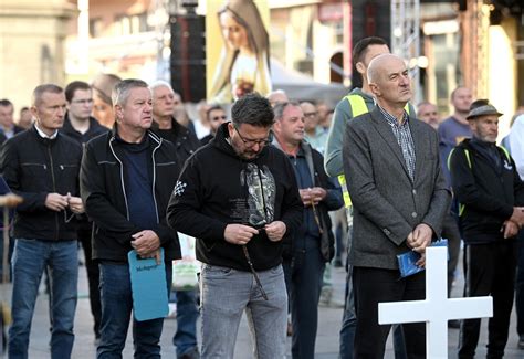 Molitelji Opet Na Trgu Pernar Stigao S Kamerom Gdje Je De Ko Kojeg