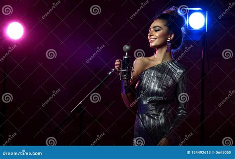 Muchacha Cantante Hermosa Peinado Afro Rizado El Cantante De La Mujer