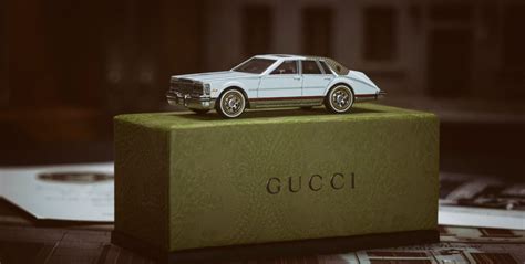 Gucci Y Hot Wheels Se Unen Para Lanzar Un Cadillac En Miniatura Tork Autos Cl Sicos