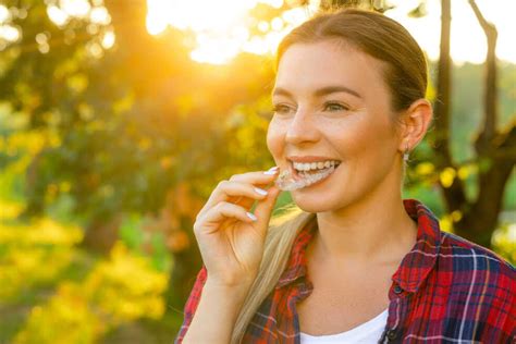 Invisalign Czym Jest I Jak Wygl Da Leczenie Nak Adkami