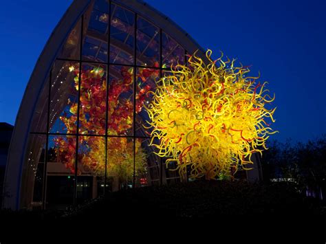 Dale Chihuly Presents Gorgeous Chihuly Chandeliers