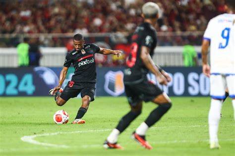 Gabigol desencanta e Flamengo vence titulares em estádio cheio em