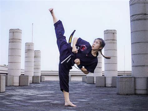 hot girl Việt múa côn nhị khúc như Lý Tiểu Long gây bão mạng Thể thao