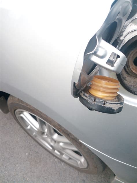 Трубки вентиляции картерных газов и кронштейн лючка бензобака — Toyota ...