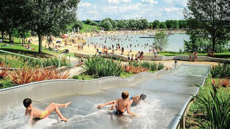 Un Immense Parc Aquatique En Plein Air Au Bord D Une Plage Min De