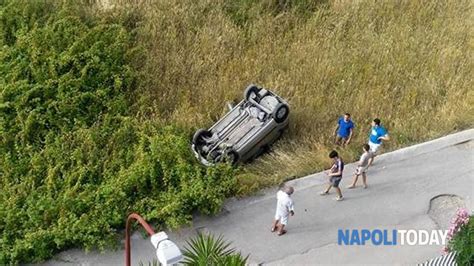 Paura A Giugliano Auto Si Ribalta Per Evitare Le Buche