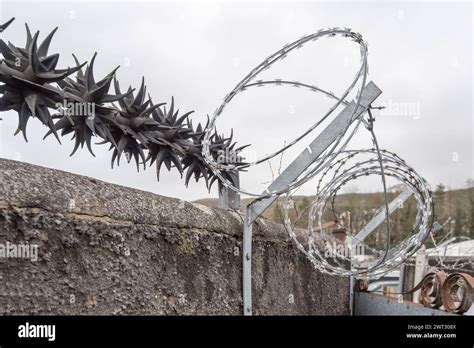 Anti Wall Climbing Rotating Security Spikes And Razor Wire As A Crime