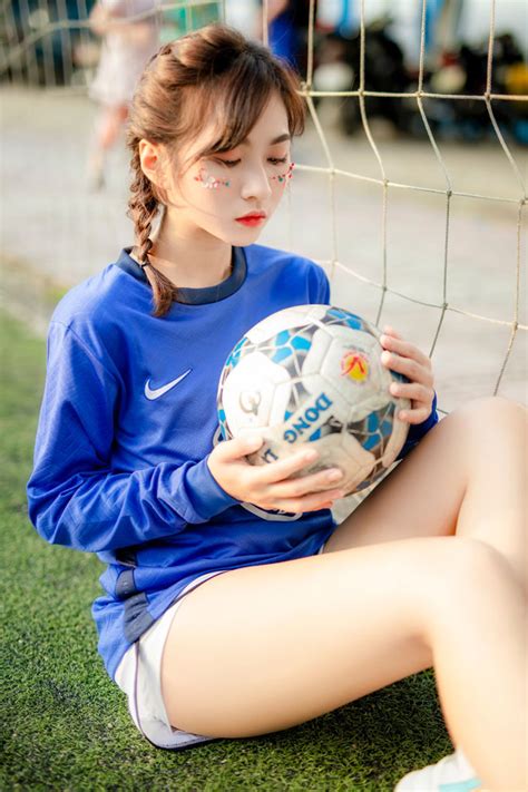 Hot girl Chelsea đẹp như nàng thơ mê mẩn các anh chàng quần đùi áo số