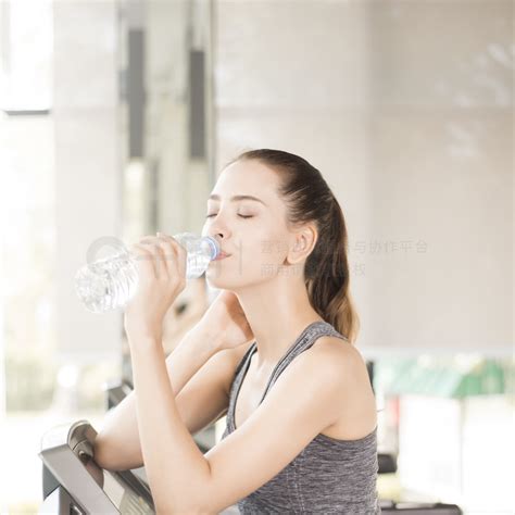 漂亮的年轻运动女性正在健身房的跑步机上喝水，健康的生活方式人像图片免费下载格式3785像素编号42137113 千图网