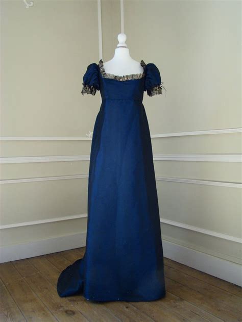 Robe De Cour Er Empire Bleu Un Grand March Vintage Ball Gowns