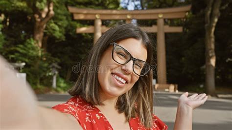 Hermosa Joven Hispana Resbalando En Sus Lentes Para Tomarse Un Selfie