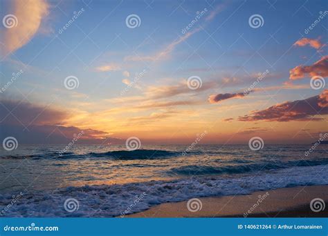 Tramonto Variopinto Alla Spiaggia Sabbiosa Tropicale Onde Con Schiuma