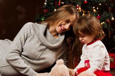 Madre e hija preparándose para la celebración de la navidad