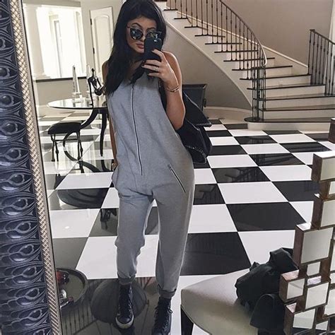 The Kylie Jenner Guide To The Ultimate Mirror Selfie Elle Canada