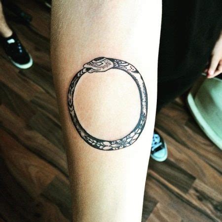 Tatuering Ouroboros Betydelsen Av Tatueringar Skisser I Form Av En