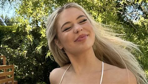 VIDEO Jutta Leerdam Duikt In Een Oranje Bikini Op Vriendin Op Het Strand