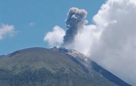 Gunung Ile Lewotolok Erupsi Kembali Lontarkan Abu Setinggi Meter