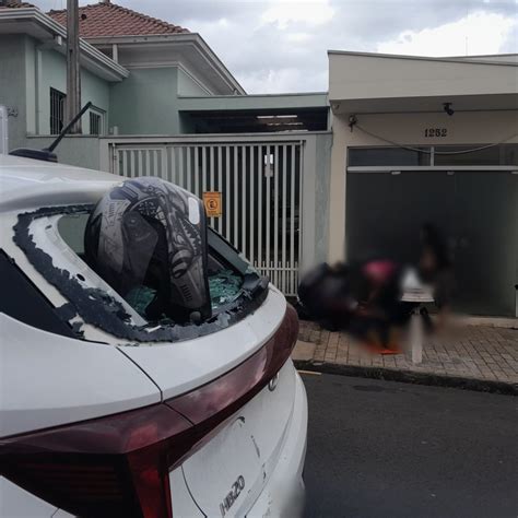 Capacete De Motoboy Fica Preso Em Vidro Traseiro De Ve Culo Ap S