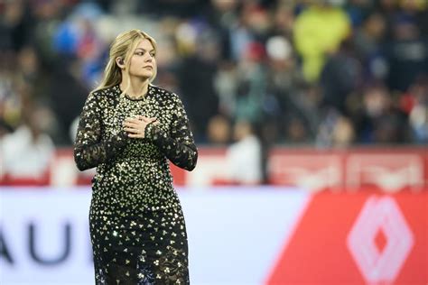 Louane Pose En Bikini Le Clich Qui Enflamme La Toile Public