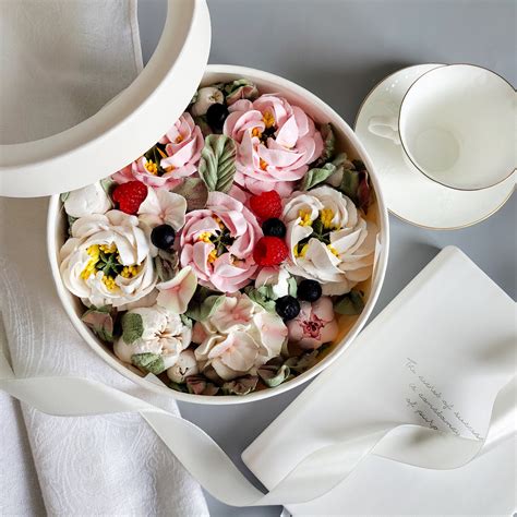 Шляпная коробка с зефирными пионами М