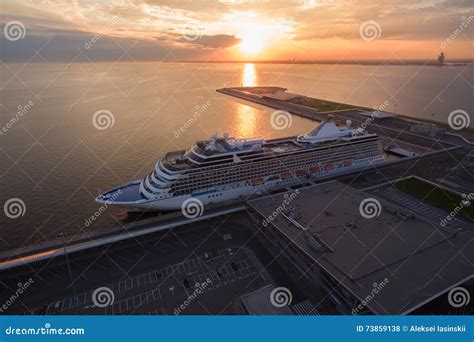 Vista Aérea Do Navio De Cruzeiros No Porto No Por Do Sol Foto de Stock