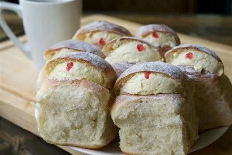 Hot Bread Cream Buns Island Food Honey Buns Cream Bun