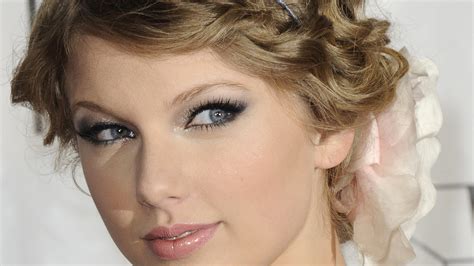 Taylor Swift Pink Lipstick