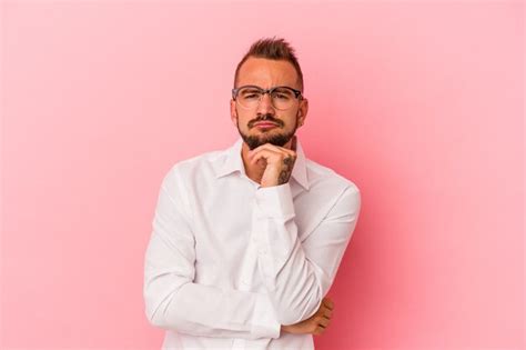 Jovem Homem Caucasiano Tatuagens Isoladas Em Um Fundo Rosa Pensando