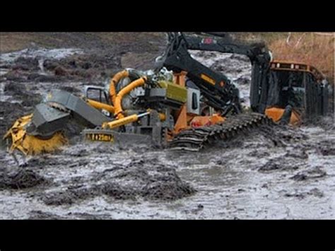 Техника принимает грязевые ванны. Тракторы и грузовики тонут в грязи ...