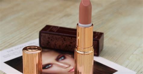 Beauty Le Chic Review Charlotte Tilbury K I S S I N G Lipstick