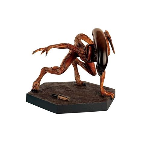 Alien and Predator Mega Runner Xenomorph Statue Special with Collector Magazine