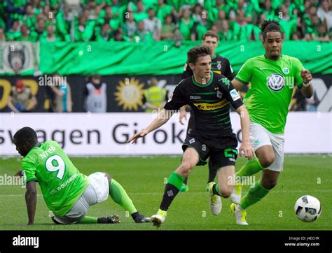 Gladbach S Jonas Hofmann And Wolfsburg S Paul Georges Ntep L And