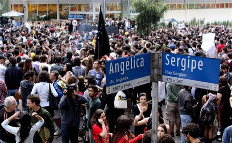 G1 Manifestantes bloqueiam entrada de shopping em Higienópolis