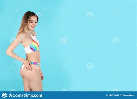 Mujer Delgada Joven En Bikini En Fondo Del Color Carrocer A Perfecta