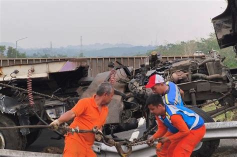 Viral Video Kecelakaan Beruntun Di Tol Cipularang Ini Dugaan Penyebab