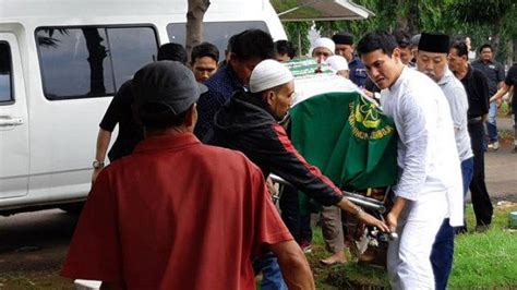 Sang Ibu Meninggal Vino G Bastian Setia Dampingi Dan Ikut Gotong