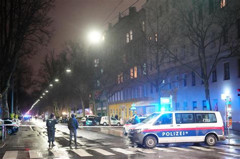 Fotos Großeinsatz der Polizei nach Dreifach Mord in Bordell in Wien