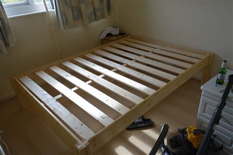 No screws/bolts wooden frame bed : DIY