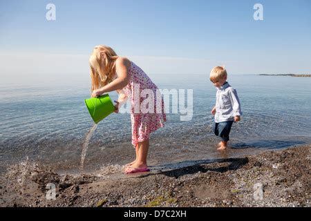 Blonde Nackte F E Junge Frau Teen M Dchen Zu Fu Auf Dem Rasen Rasen Tragen Rote Bluse Und