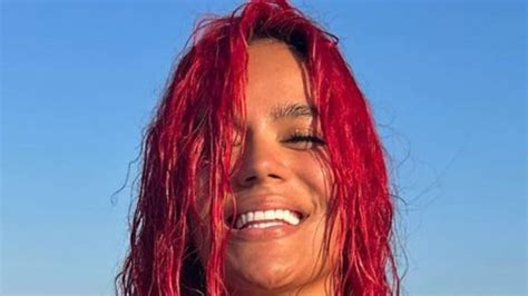 Desde El Mar Karol G Eleva La Temperatura Con Reveladora Bikini Roja