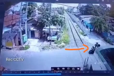 Terekam CCTV Begini Detik Detik Mengerikan Pengendara Motor Tersambar