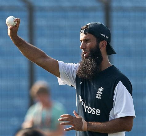 Stuart Broad Bowls With His Knee Bandaged Espncricinfo