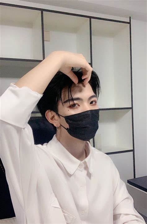 Vô tình tắt app làm đẹp lộ nhan sắc thật hot boy Trung Quốc bị fan quay lưng Tạp chí Doanh