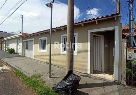 Casas quintal 2 quartos para alugar na Rua Panamá em Uberlândia