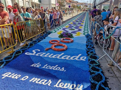 Ribeira De Viana Acorda Embelezada Pelos Tapetes De Sal E De Flores