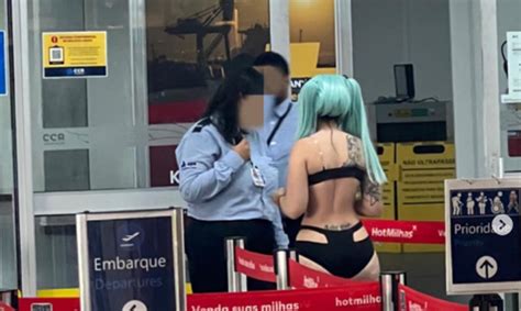 Mujer Llega Vestida Solo Con Un Bikini Al Aeropuerto Y No La Dejan Subir Al Avi N Primera Hora