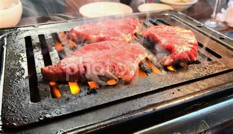 焼肉を焼いてるところ No 28036985｜写真素材なら「写真ac」無料（フリー）ダウンロードok