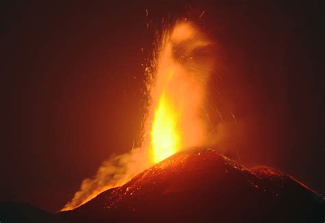 Etna Fontane Di Lava E Nube Di Cenere Dal Cratere Di Sud Est Qds